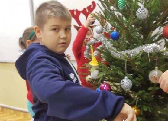 Dziecko ubiera choinkę