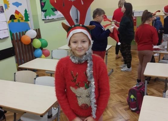 Dziewczynka w świątecznym stroju