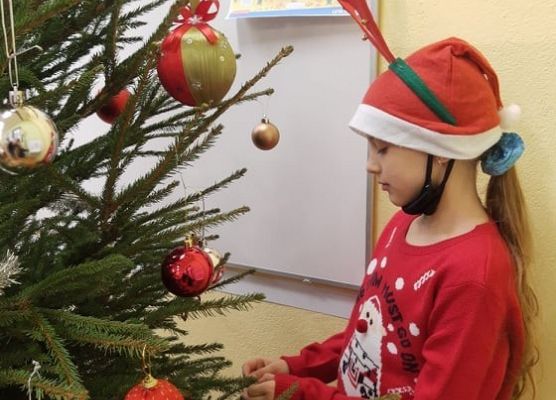 Dziecko ubiera choinkę