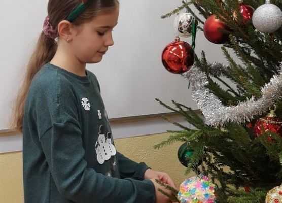 Dziecko ubiera choinkę