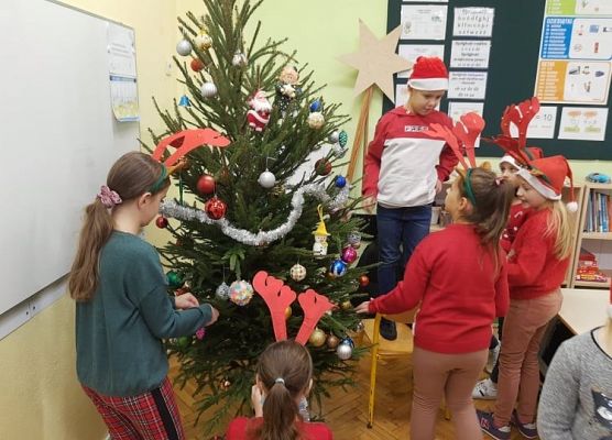 Dzieci ubierają choinkę