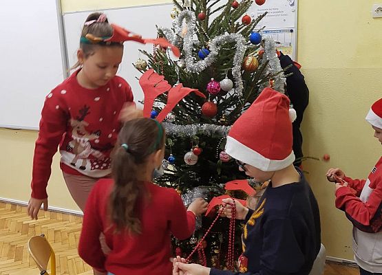 Dzieci ubierają choinkę