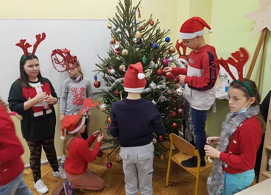 Dzieci ubierają choinkę