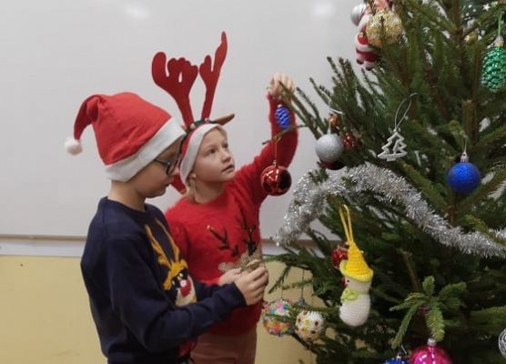 Dzieci ubierają choinkę