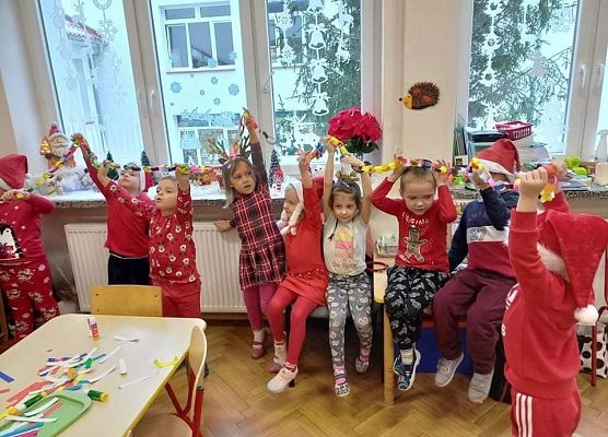 Dzieci trzymają łańcuch choinkowy