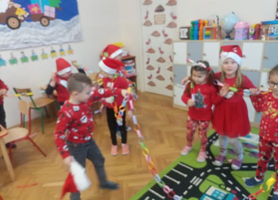 dzieci prezentują wykonany łańcuch na choinkę