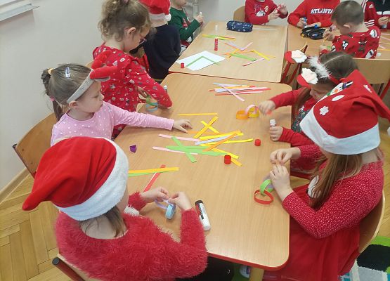 dzieci wykonują wykonany łańcuch na choinkę