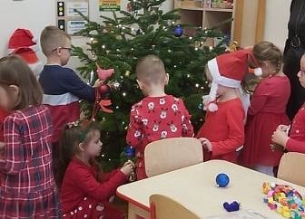 Dzieci ubierają choinkę