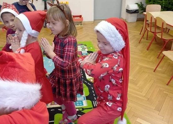 Dzieci tańczą na dywanie