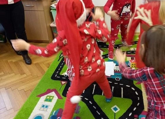 Dzieci tańczą na dywanie