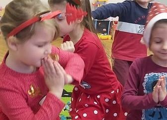 Dzieci tańczą na dywanie