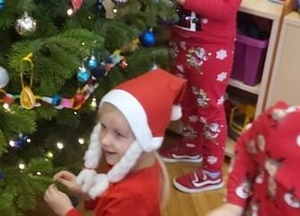 Dzieci ubierają choinkę