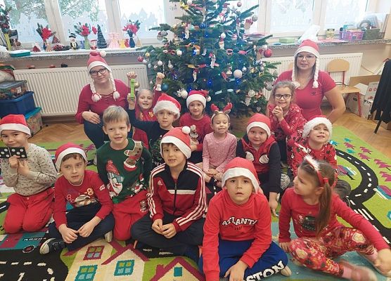 Zdjęcie grupowe dzieci i przy przy choince