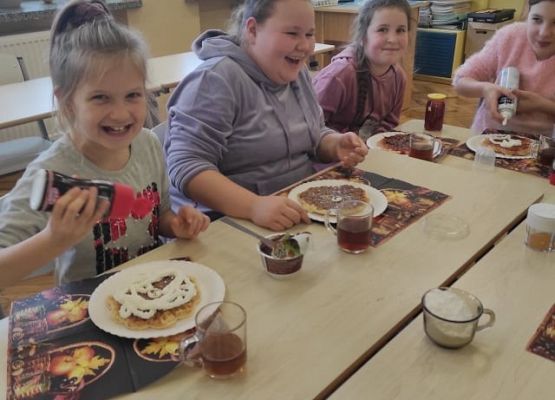 Uczennice dekorują gofry