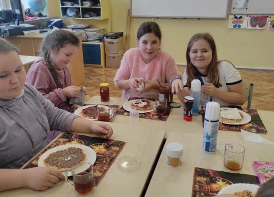 Uczennice dekorują gofry