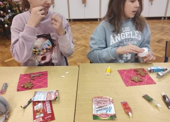 Dwie uczennice wykonują świąteczne kartki