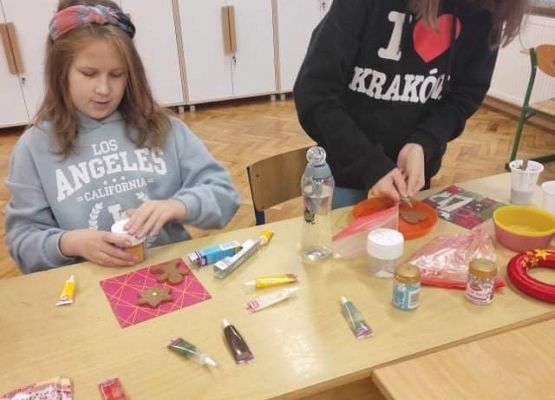 Dwie uczennice wykonują świąteczne kartki