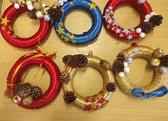 Świąteczne wianki wykonane przez uczniów