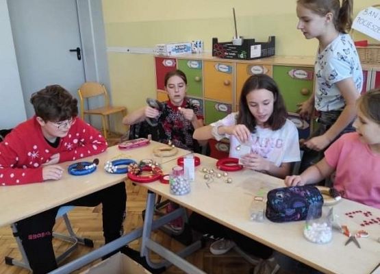 Uczniowie wykonują świąteczne dekoracje