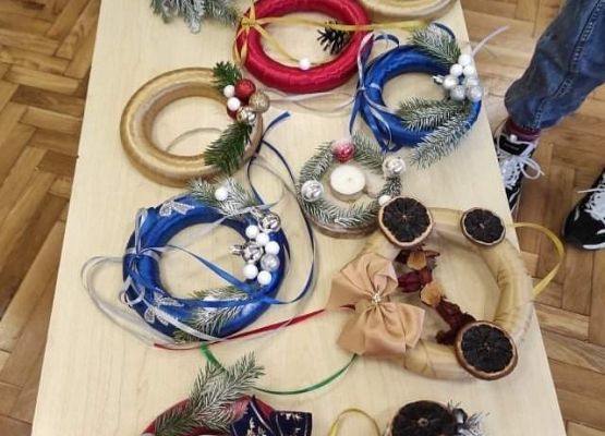 Świąteczne wianki wykonane przez uczniów