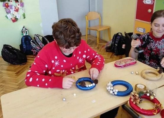 Uczniowie dekorują stroiki