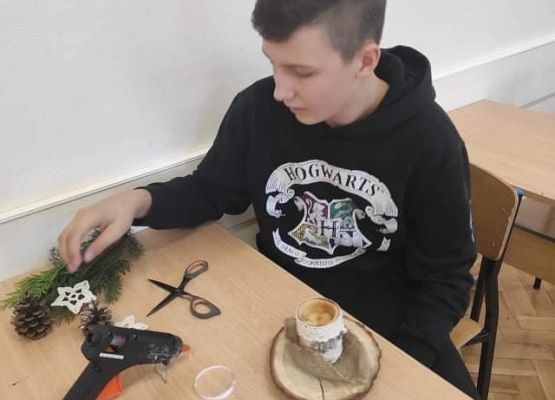 Uczeń wykonuje świąteczny stroik