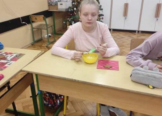 Uczennica dekoruje pierniki