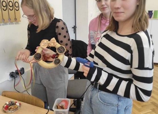 Uczennica prezentuje świąteczny stroik