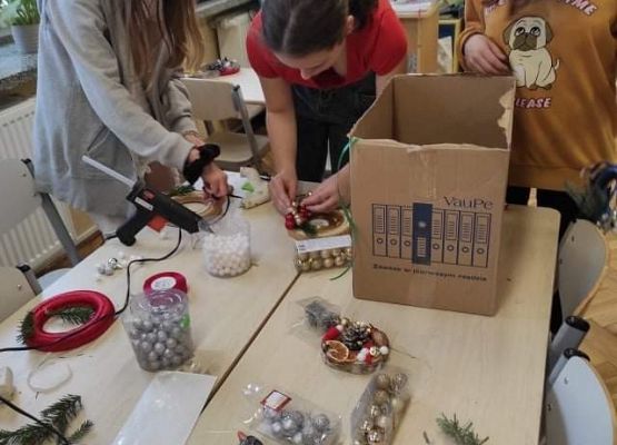 Uczennice wykonują świąteczne dekoracje