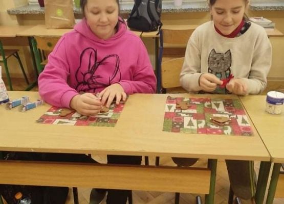 Uczennice ozdabiają świąteczne pierniki