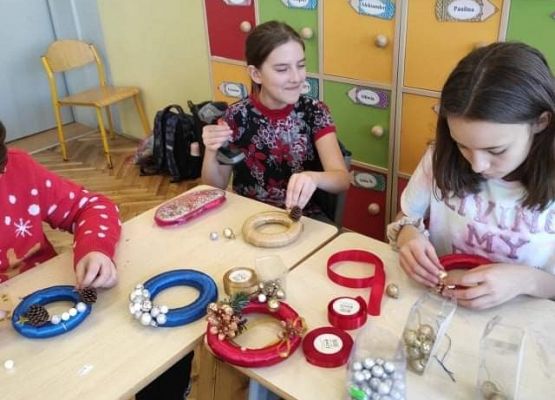 Uczennice ozdabiają stroiki
