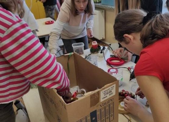 Uczennice wybierają ozdoby