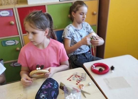 Uczennice wykonują stroiki