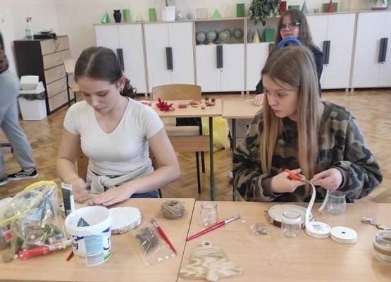 Uczennice wykonują stroiki