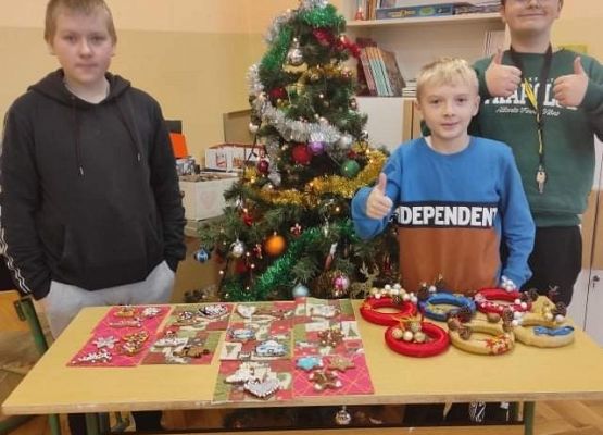 Uczniowie prezentują stroiki