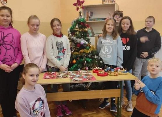 Uczniowie prezentują stroiki