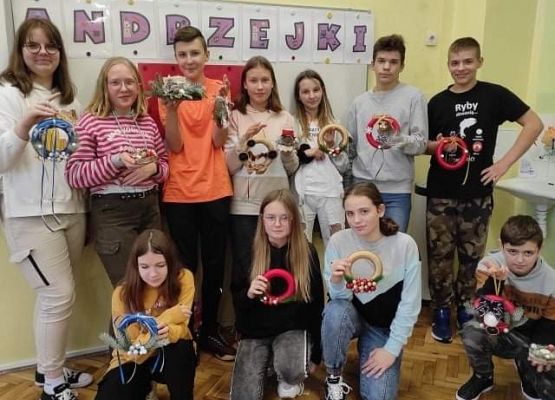 Uczniowie prezentują stroiki