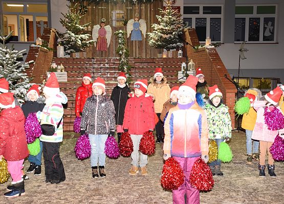 Uczniowie tańczą podczas kiermaszu