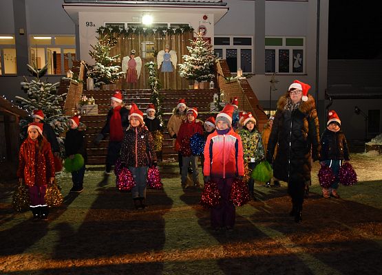 Dzieci tańczą podczas kiermaszu