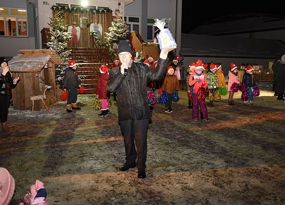 Dyrektor szkoły przemawia do uczestników kiermaszu