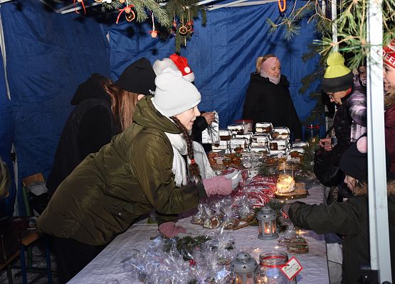 Stoisko z aniołkami na cel charytatywny