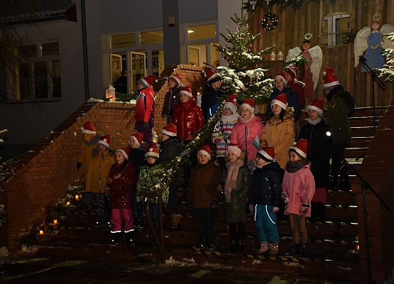 Grupa dzieci stojące na schodach