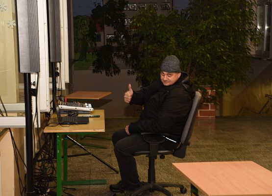 Mężczyzna obsługujący dźwięk