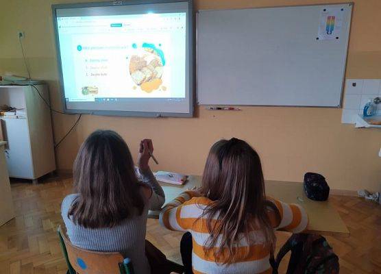 Uczennice czytają ankietę