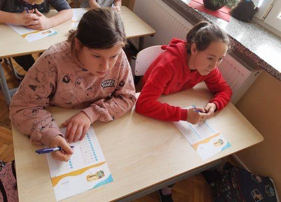 Uczennice wypełniają ankietę