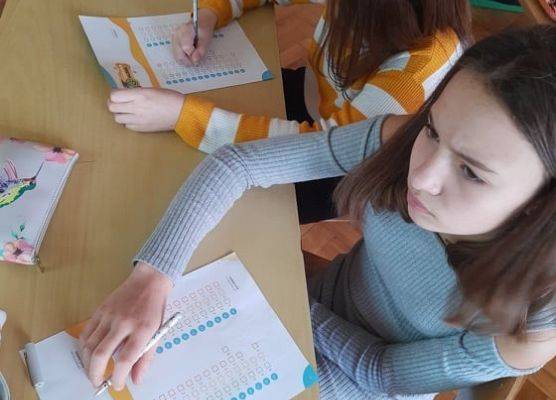 Uczennice wypełniają ankietę