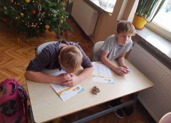 Uczniowie wypełniają ankietę