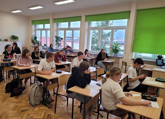 Uczniowie wypełniają ankietę