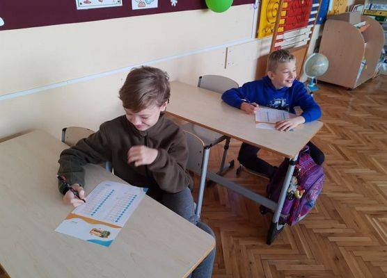 Uczniowie wypełniają ankietę