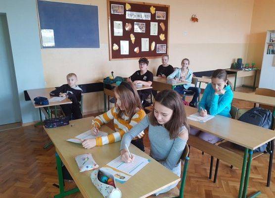 Uczniowie wypełniają ankietę